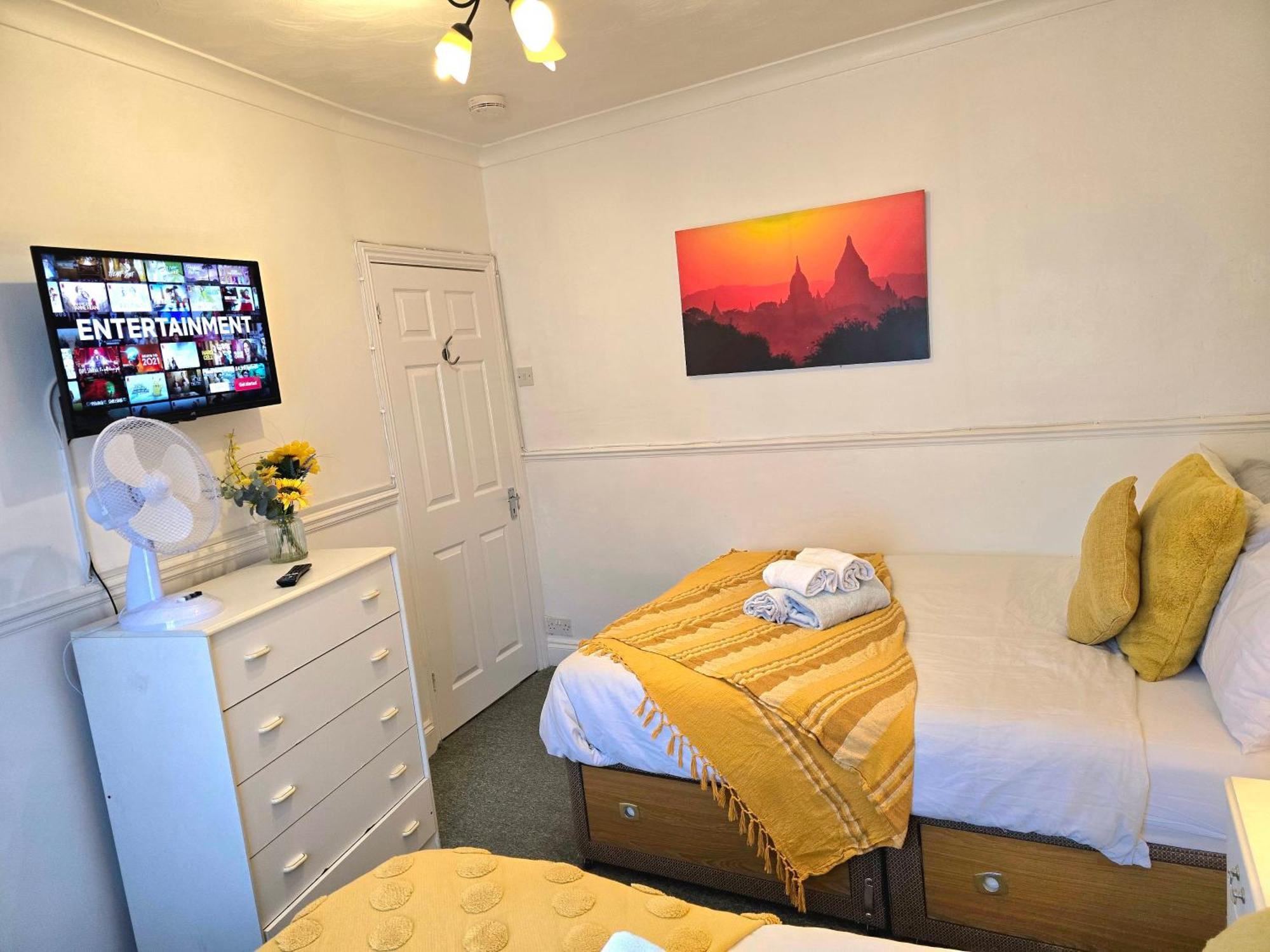 Gillings Villa -Perfect For Long & Short Stays Джиллингем Экстерьер фото